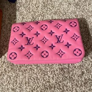 Louis Vuitton bubble gum pink PO coussin R.VI
